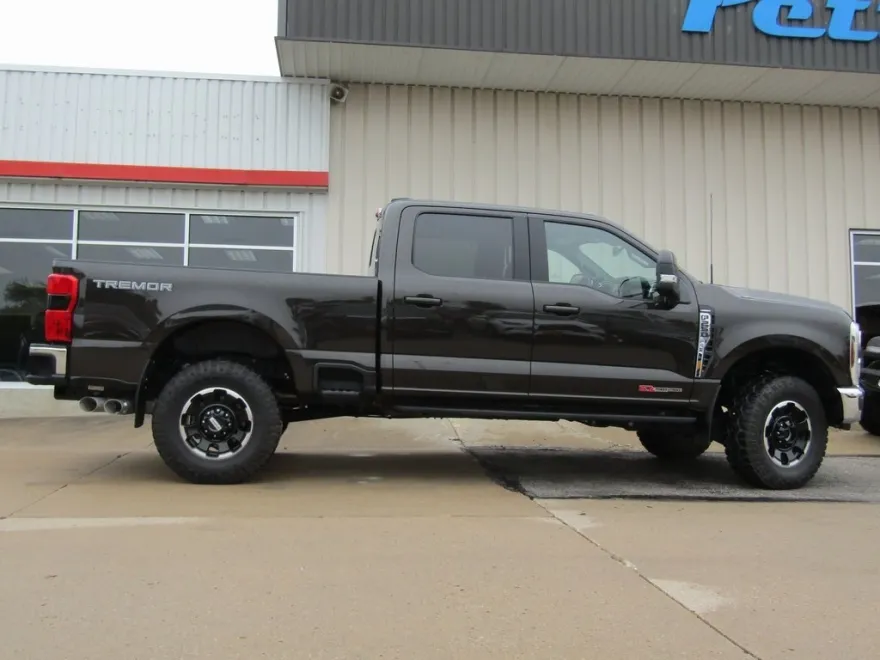 2025 Ford F-250 Lariat photo 1