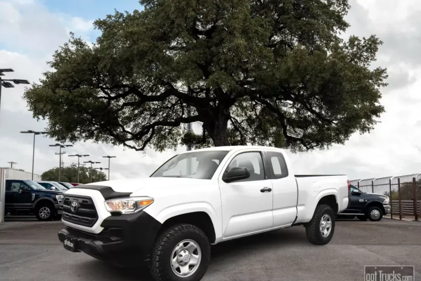 2017 Toyota Tacoma SR5 photo 1