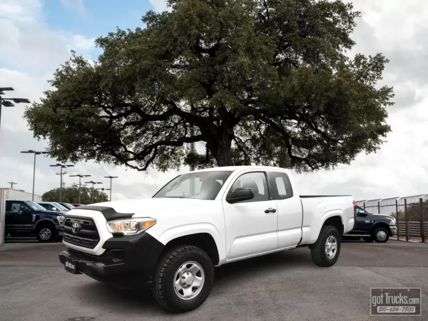 2017 Toyota Tacoma SR5 photo 1