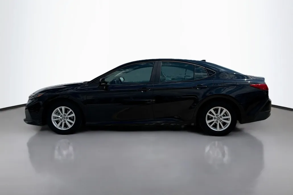 2025 Toyota Camry LE photo 1