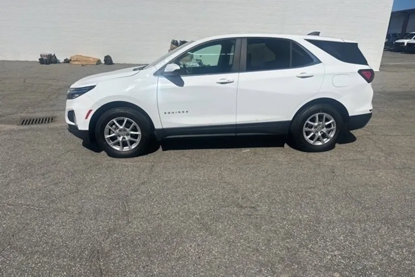 2023 Chevrolet Equinox LT photo 1