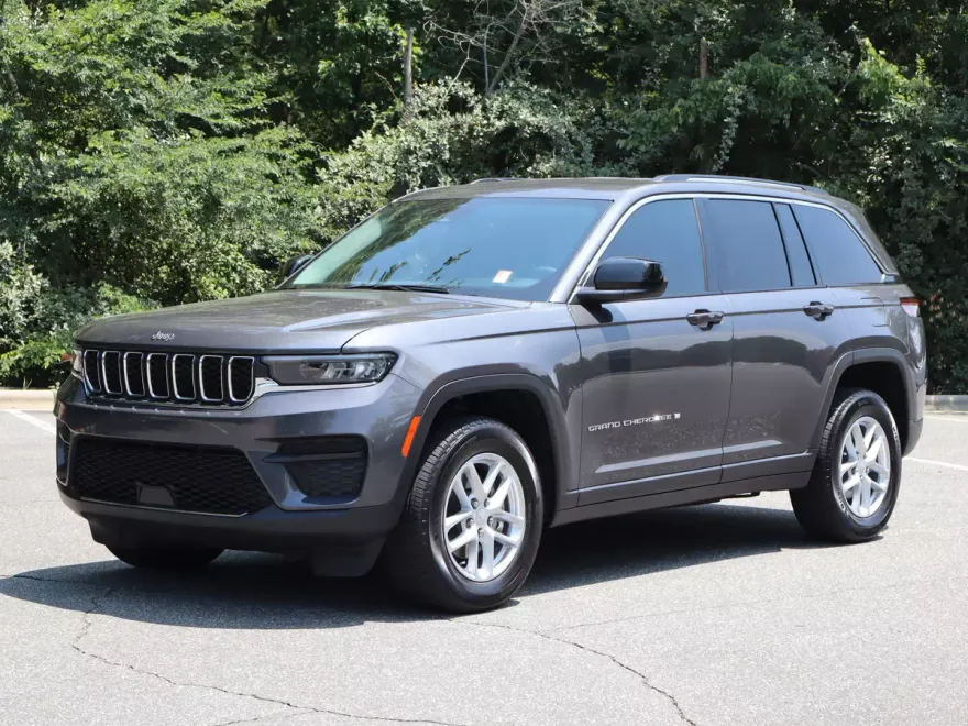 2023 Jeep Grand Cherokee Laredo photo 1