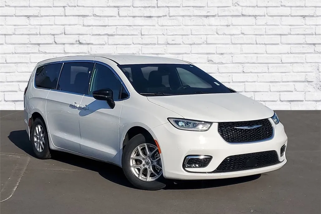 2024 Chrysler Pacifica Touring photo 1