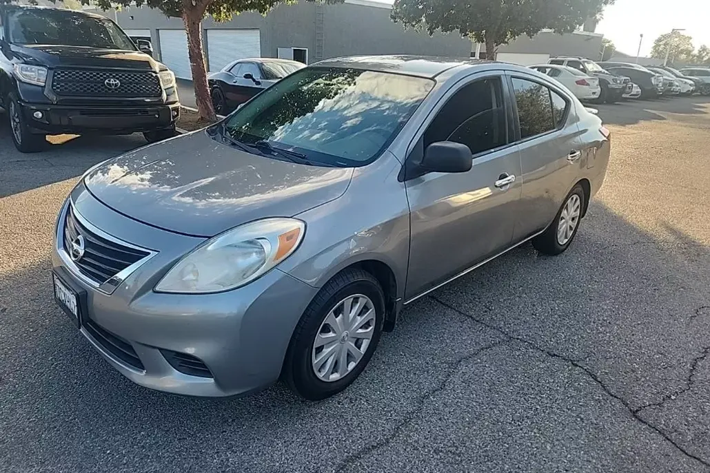 2014 Nissan Versa 1.6 SV photo 1
