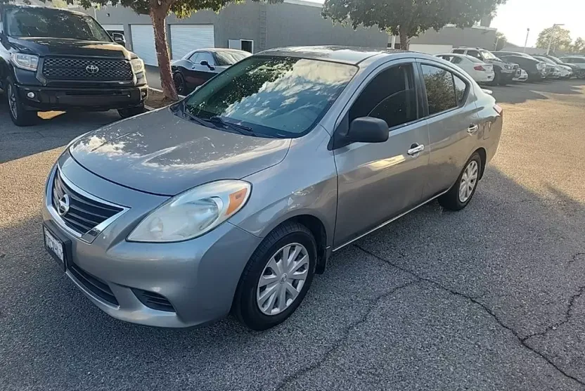 2014 Nissan Versa 1.6 SV photo 1