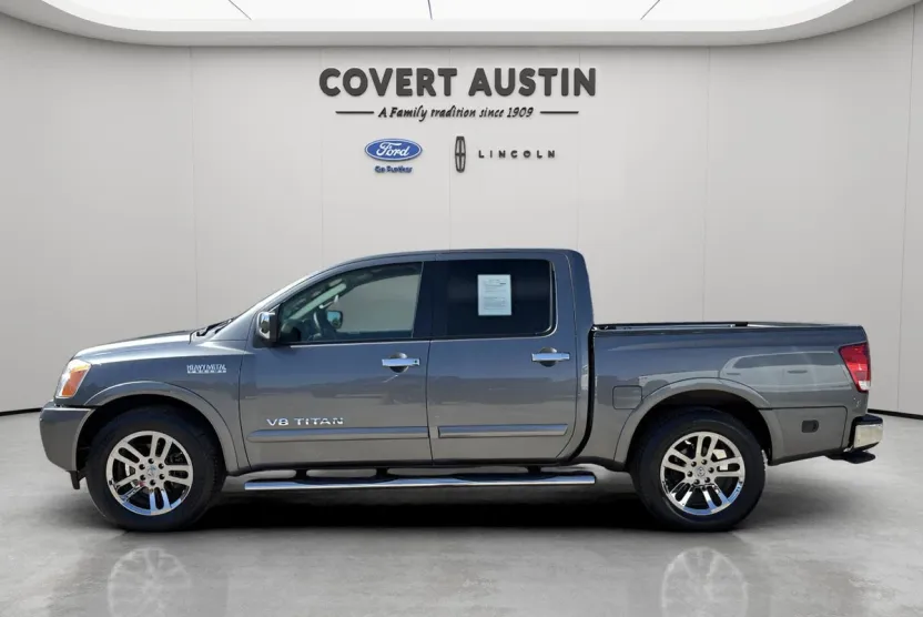 2014 Nissan Titan SL photo 1
