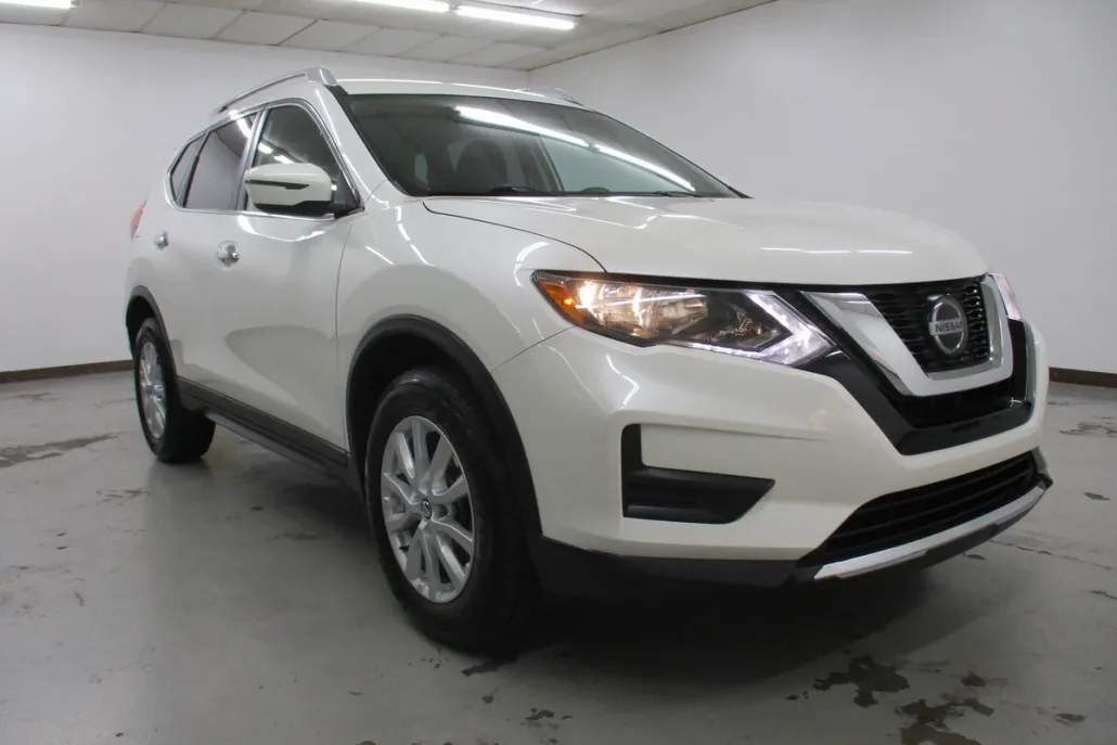 2018 Nissan Rogue SV photo 1