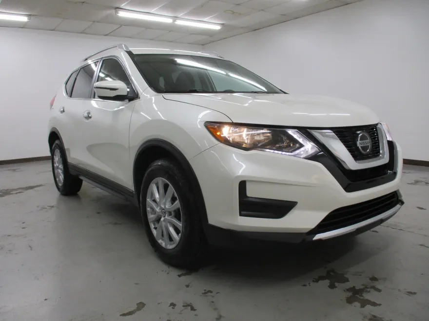 2018 Nissan Rogue SV photo 1