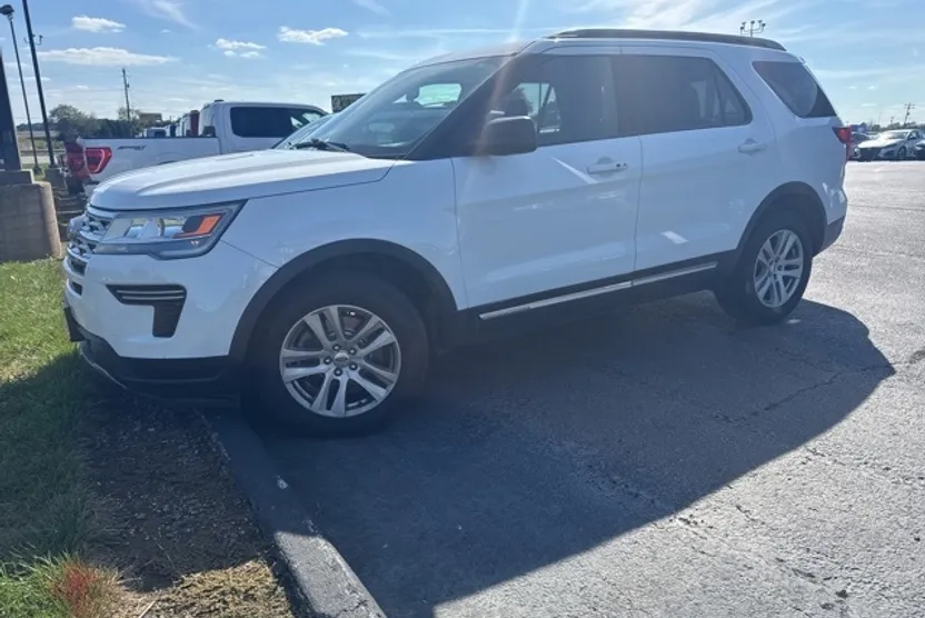 2019 Ford Explorer XLT photo 1