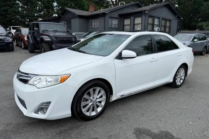 2014 Toyota Camry XLE photo 1