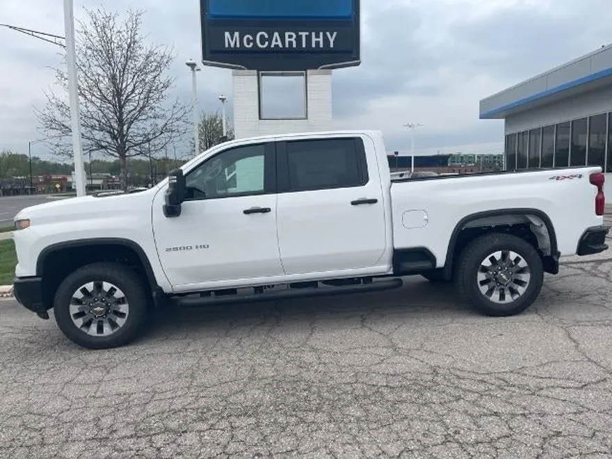 2025 Chevrolet Silverado 2500HD Custom photo 2