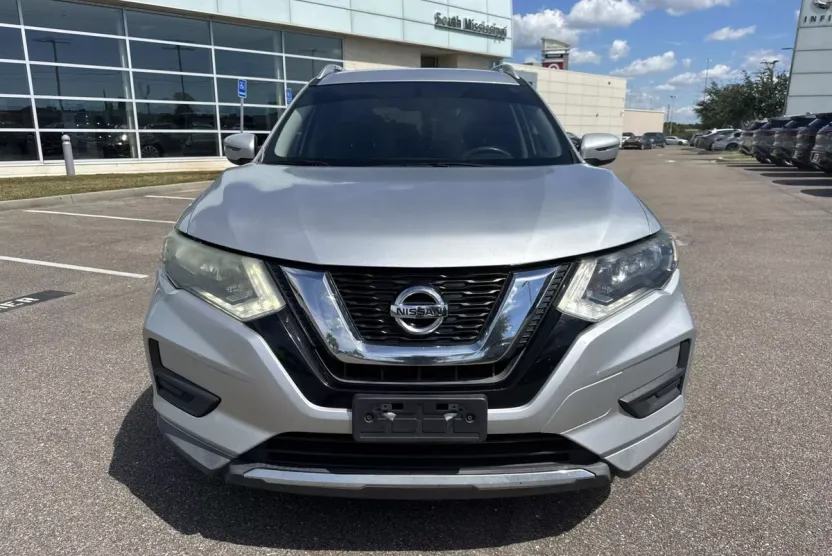 2017 Nissan Rogue SV photo 1