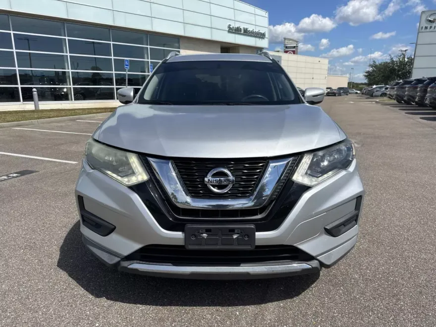 2017 Nissan Rogue SV photo 1