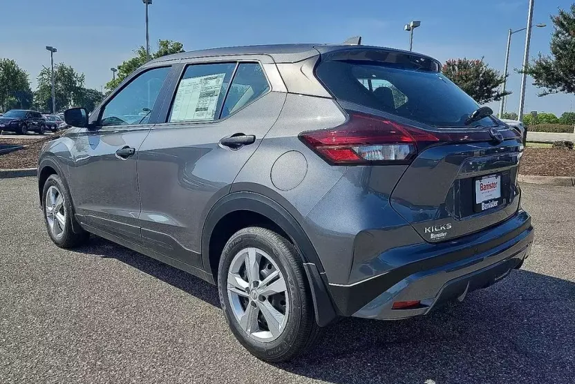 2025 Nissan Kicks Play S photo 1