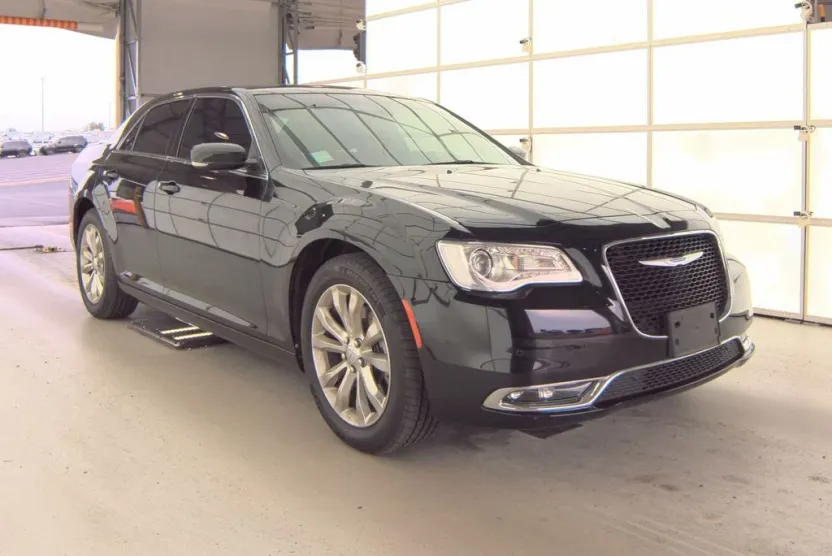 2021 Chrysler 300 Touring photo 1