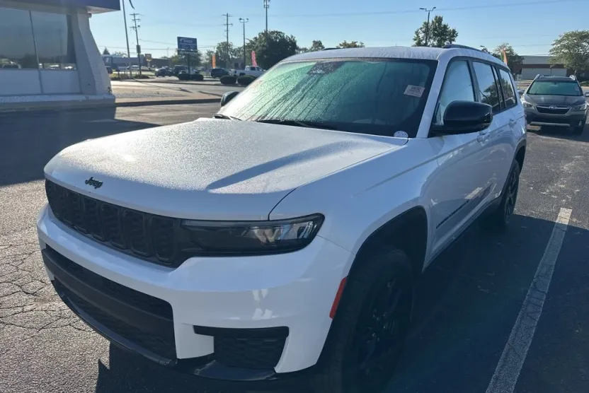 2024 Jeep Grand Cherokee Laredo photo 1