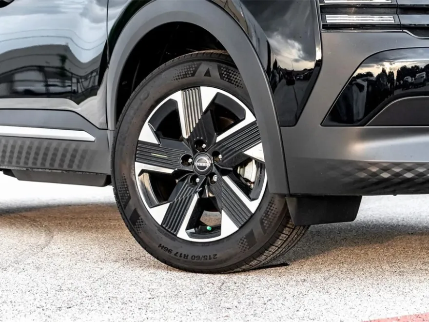 2025 Nissan Kicks SV photo 1
