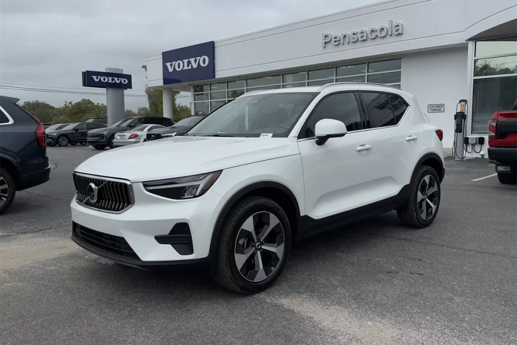 2025 Volvo XC40 Core photo 1