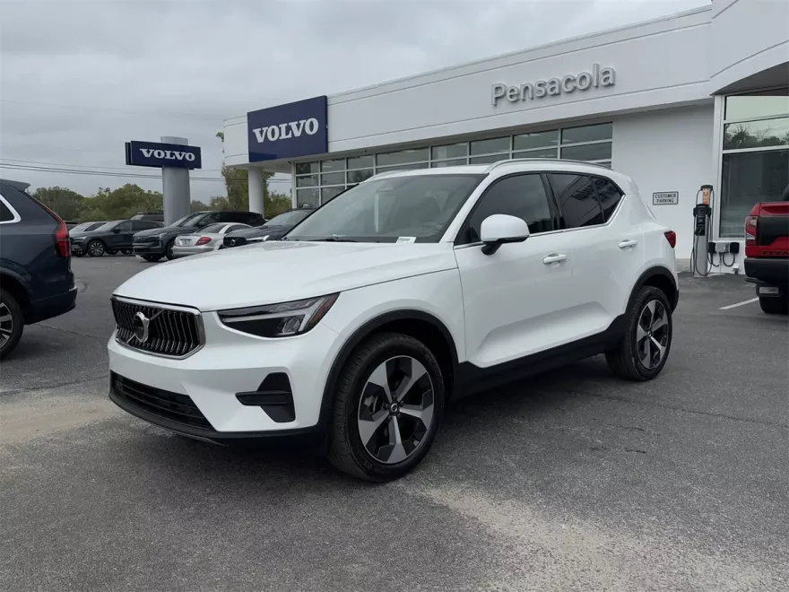 2025 Volvo XC40 Core photo 1