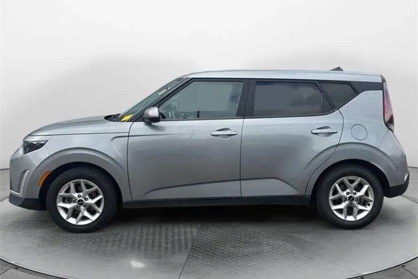 2023 Kia Soul LX photo 1