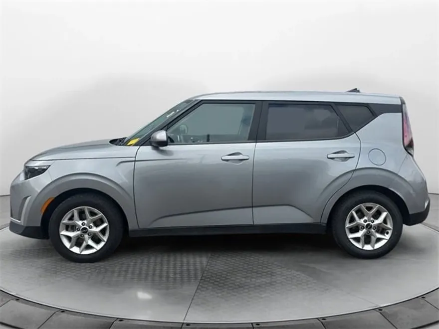 2023 Kia Soul LX photo 1