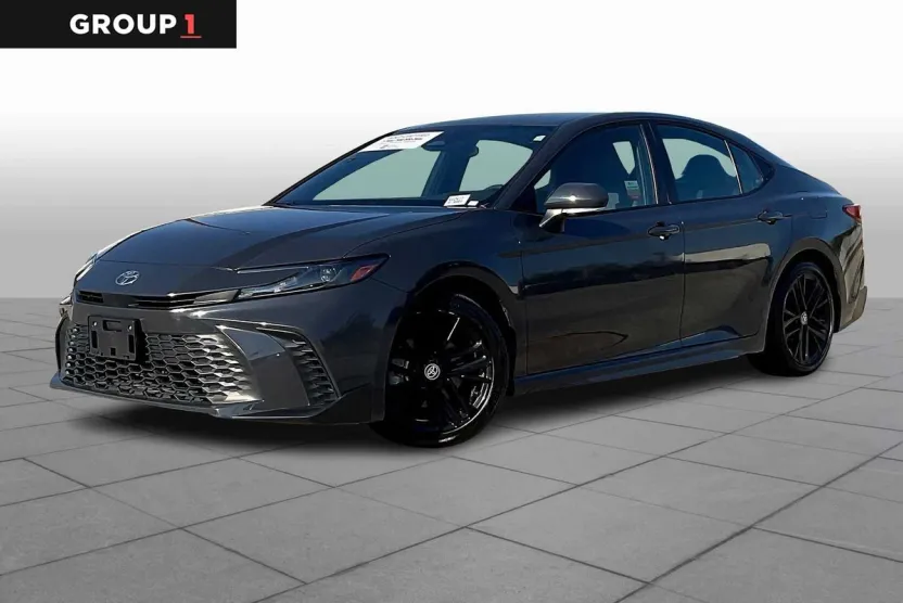 2025 Toyota Camry SE photo 1