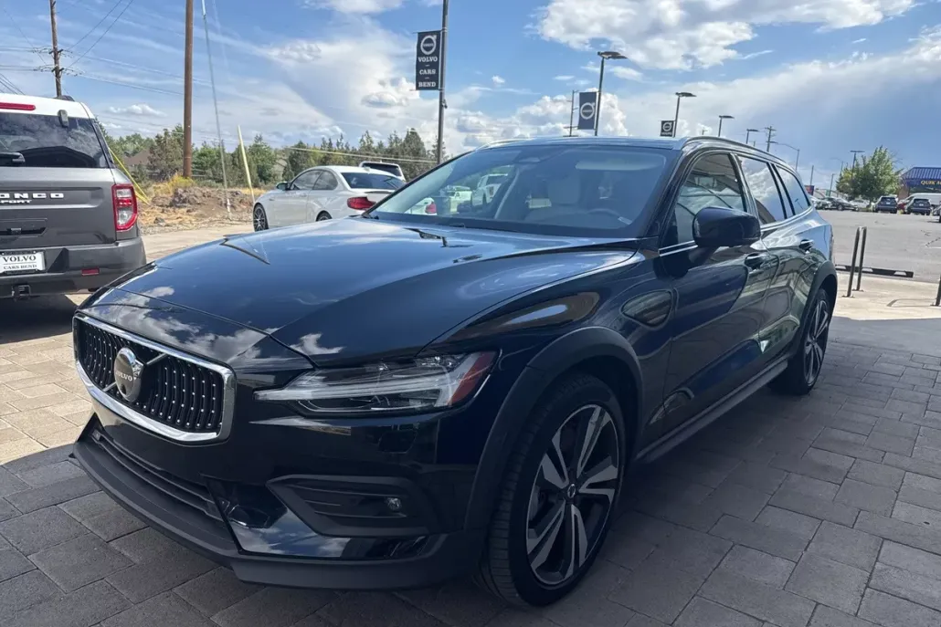 2023 Volvo V60 Cross Country B5 Plus photo 1