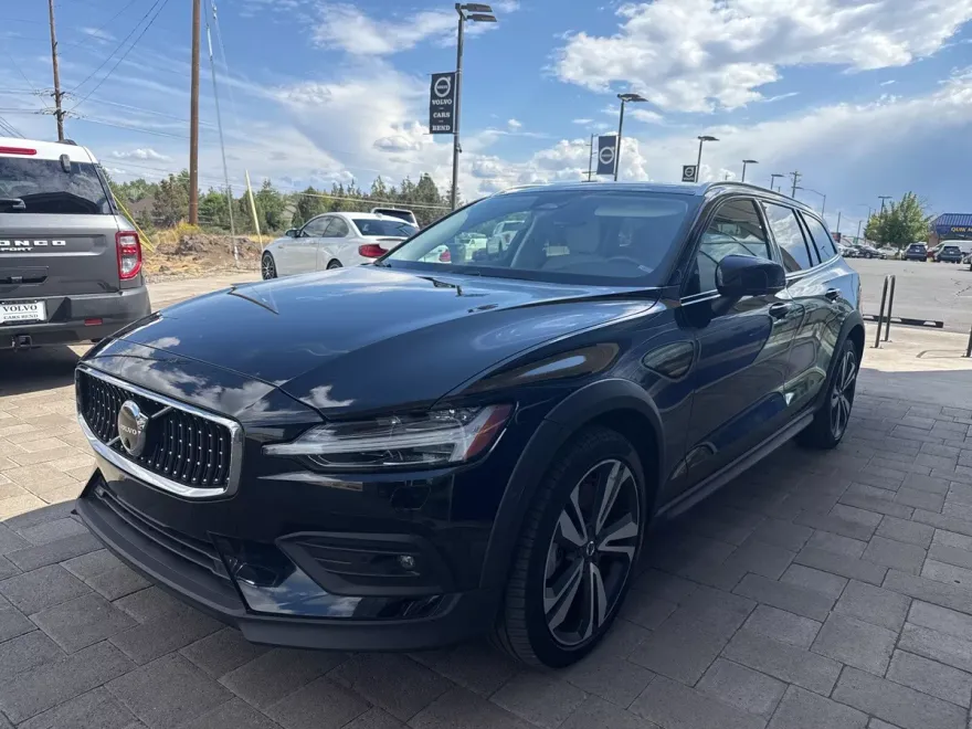 2023 Volvo V60 Cross Country B5 Plus photo 1