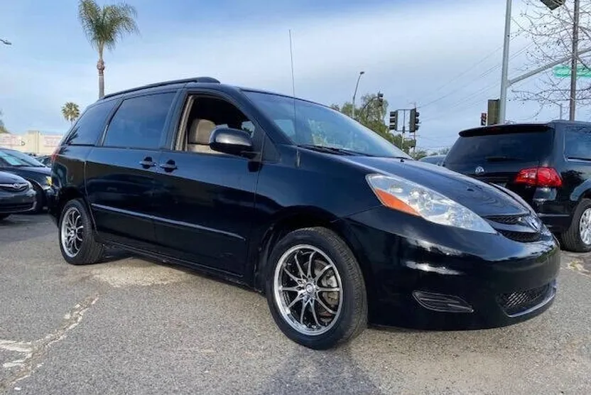 2009 Toyota Sienna LE photo 1