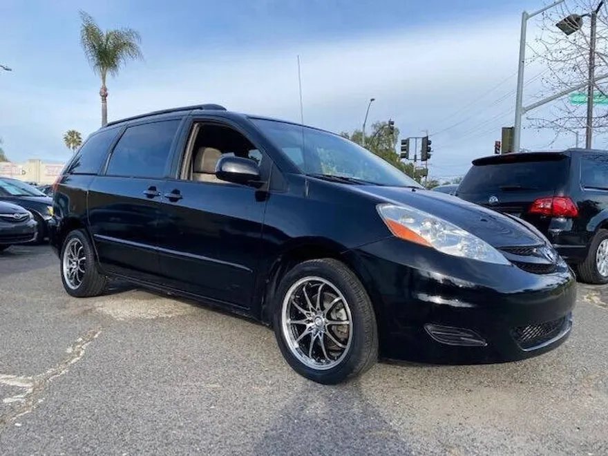 2009 Toyota Sienna LE photo 1