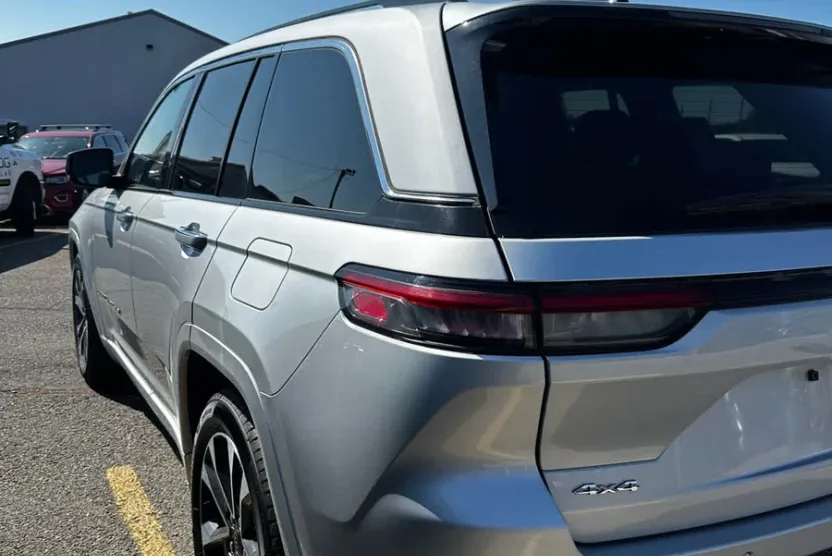 2023 Jeep Grand Cherokee Overland photo 1