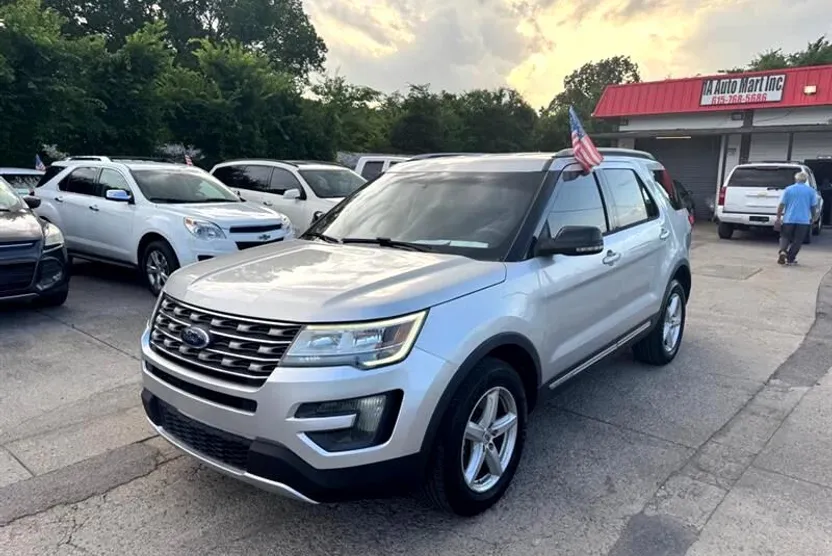 2016 Ford Explorer XLT photo 1
