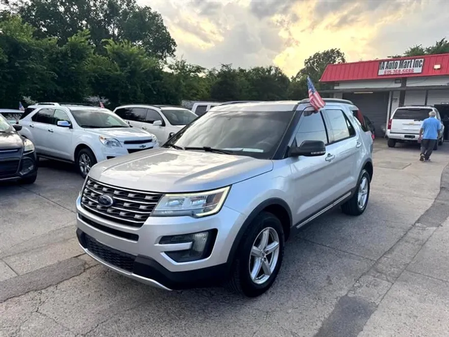 2016 Ford Explorer XLT photo 1