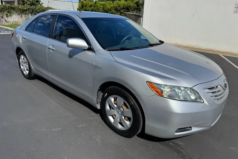 2009 Toyota Camry LE photo 1