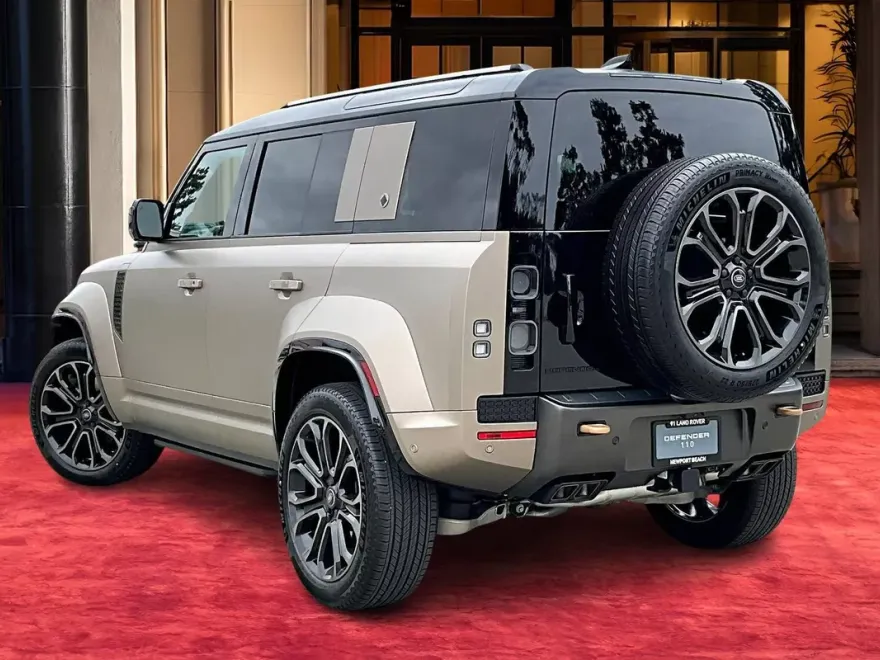 2025 Land Rover Defender 110 photo 1