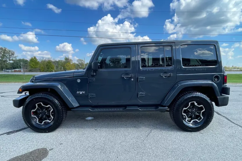 2016 Jeep Wrangler Unlimited Sahara photo 1