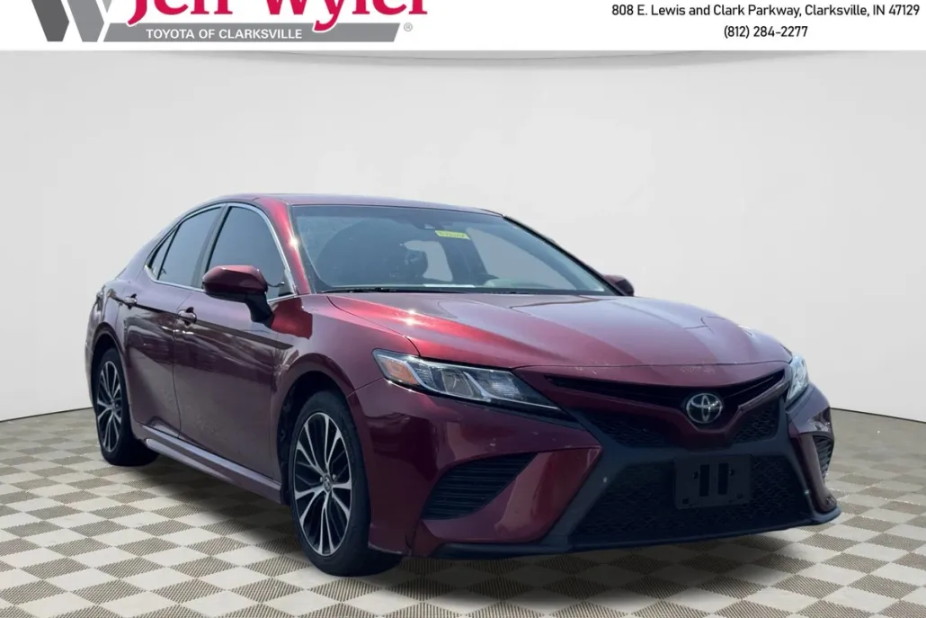 2018 Toyota Camry SE photo 1