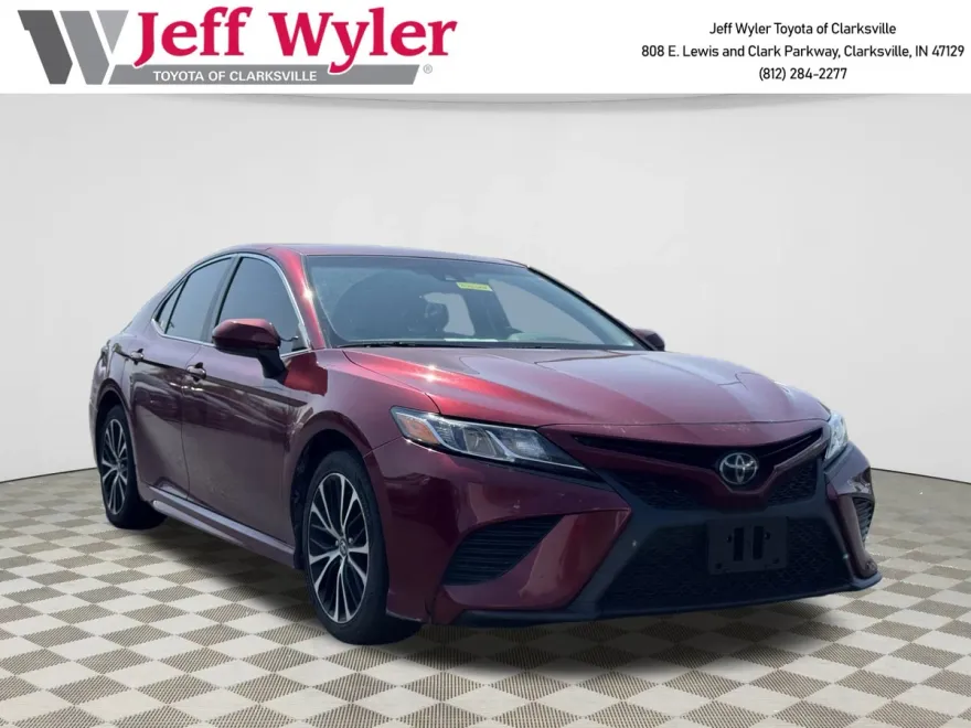 2018 Toyota Camry SE photo 1