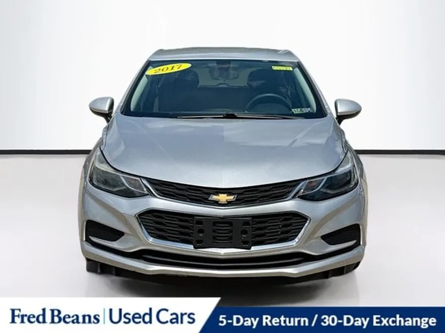2017 Chevrolet Cruze LT photo 1