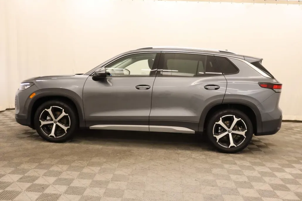 2025 Volkswagen Tiguan SE photo 1