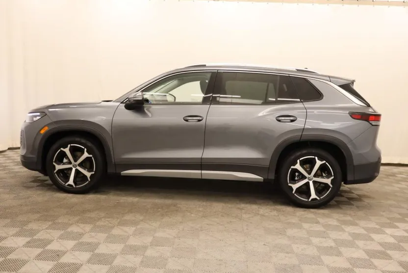 2025 Volkswagen Tiguan SE photo 1