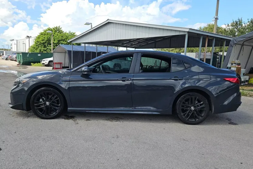 2025 Toyota Camry SE photo 1