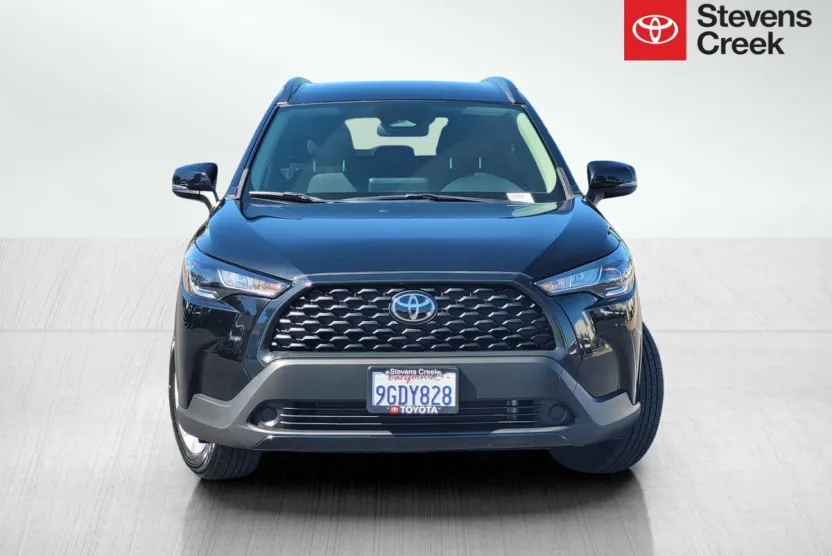 2023 Toyota Corolla Cross LE photo 1