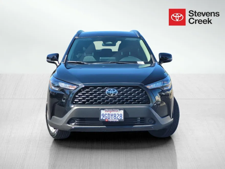 2023 Toyota Corolla Cross LE photo 1