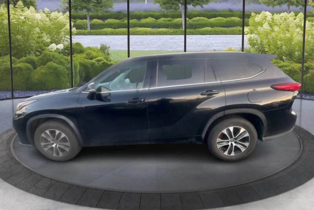 2021 Toyota Highlander XLE photo 1