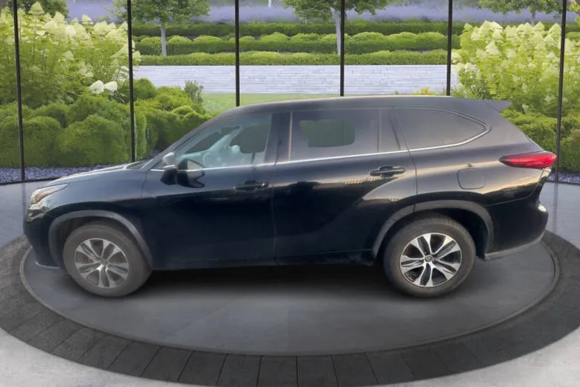 2021 Toyota Highlander XLE photo 1