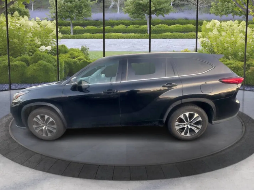 2021 Toyota Highlander XLE photo 1