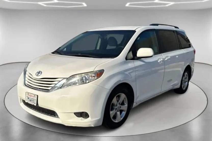 2015 Toyota Sienna LE photo 1