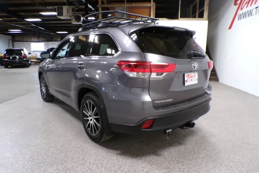 2017 Toyota Highlander SE photo 1