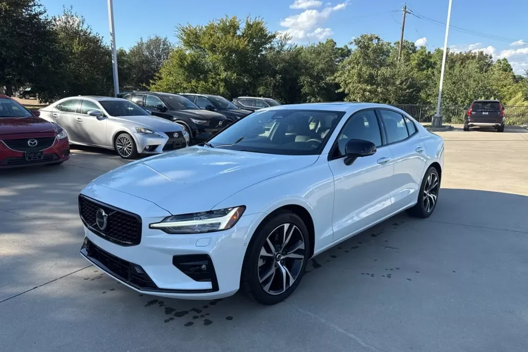 2023 Volvo S60 B5 Plus photo 1